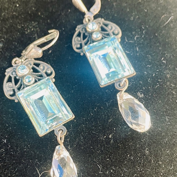RARE: Vintage Swarovski Blue and White Crystal Victorian Style Drop Earrings. - Picture 2 of 3